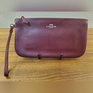 COACH CLUTCH IN PERFECT LIKE NEW CONDITION!
